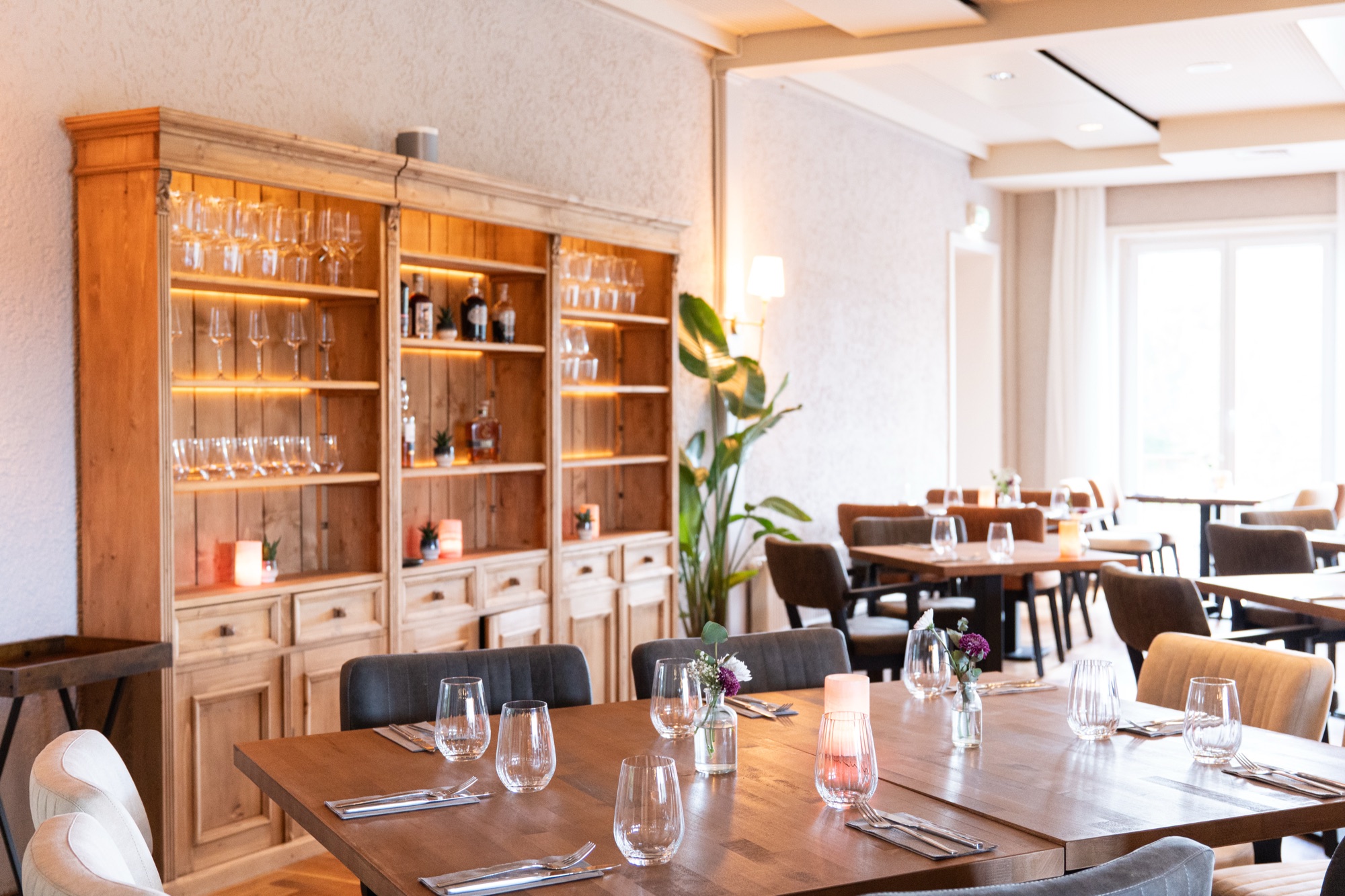 Rustikaler Weinschrank mit Gläsern und Spirituosenauswahl an der Bar
