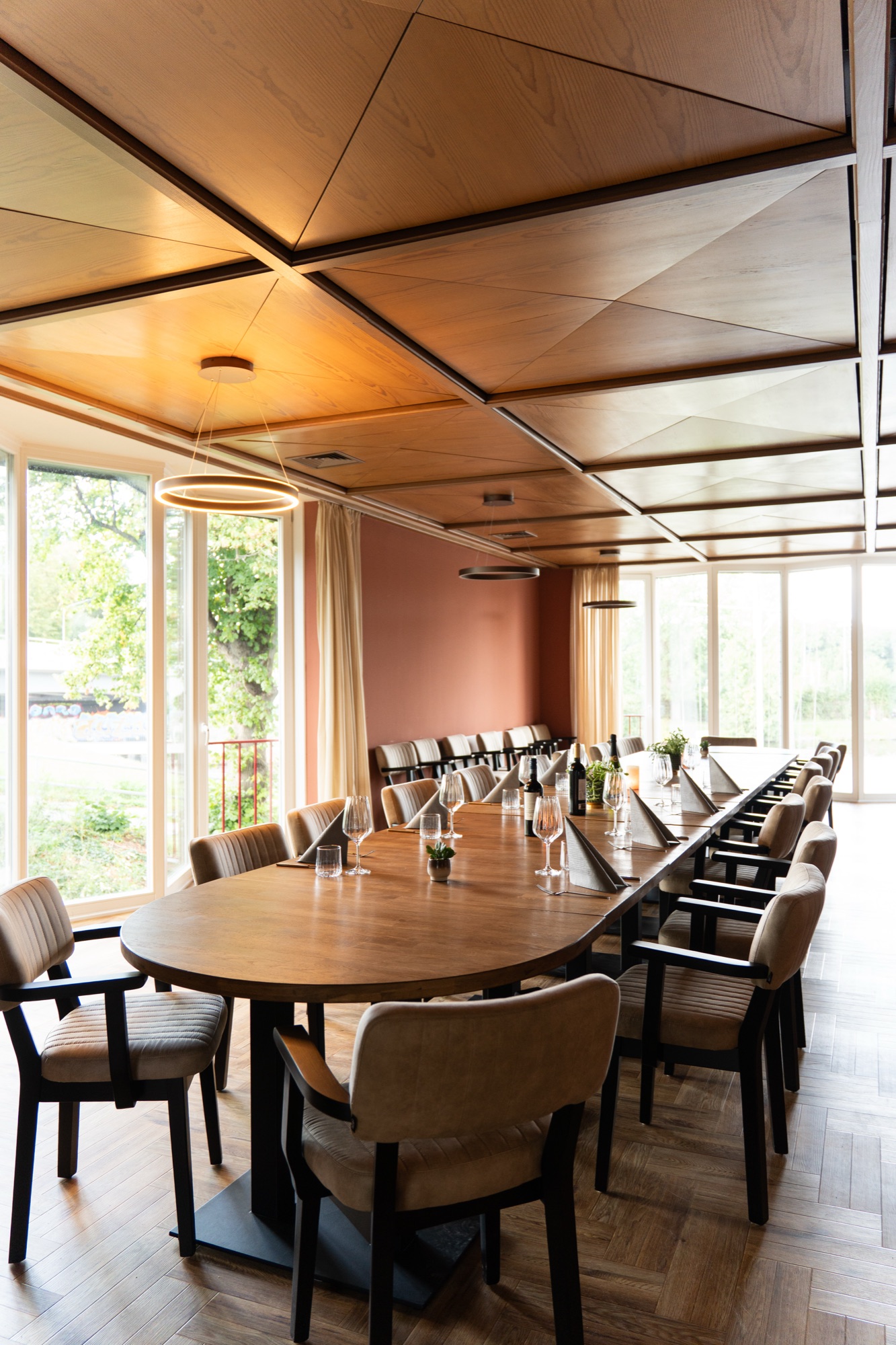 Festlich eingedeckte Tafel im Eventraum mit Blick auf die Trave