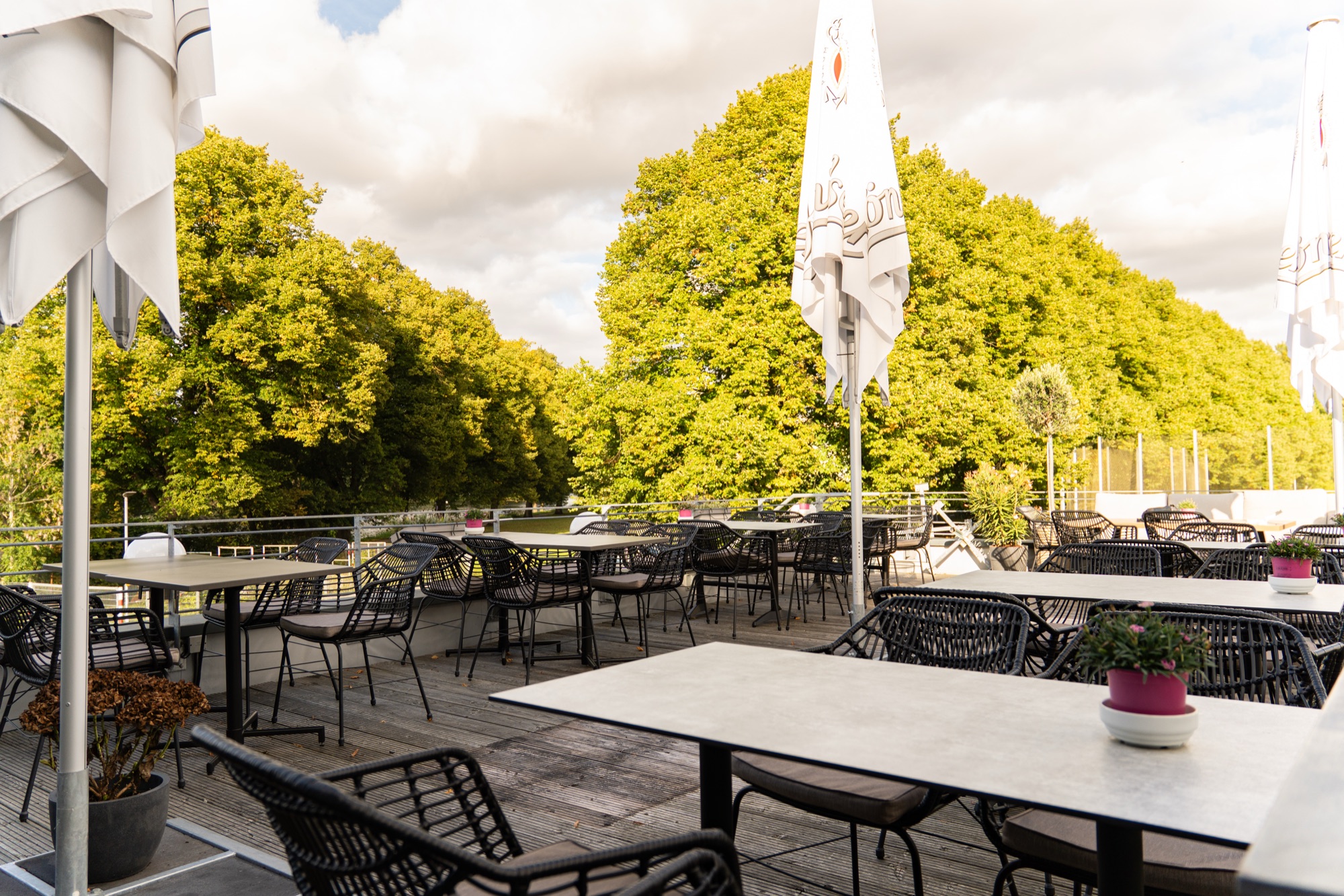 Terrassentisch der Grenadine Charlottenstraße mit Blick auf die Trave